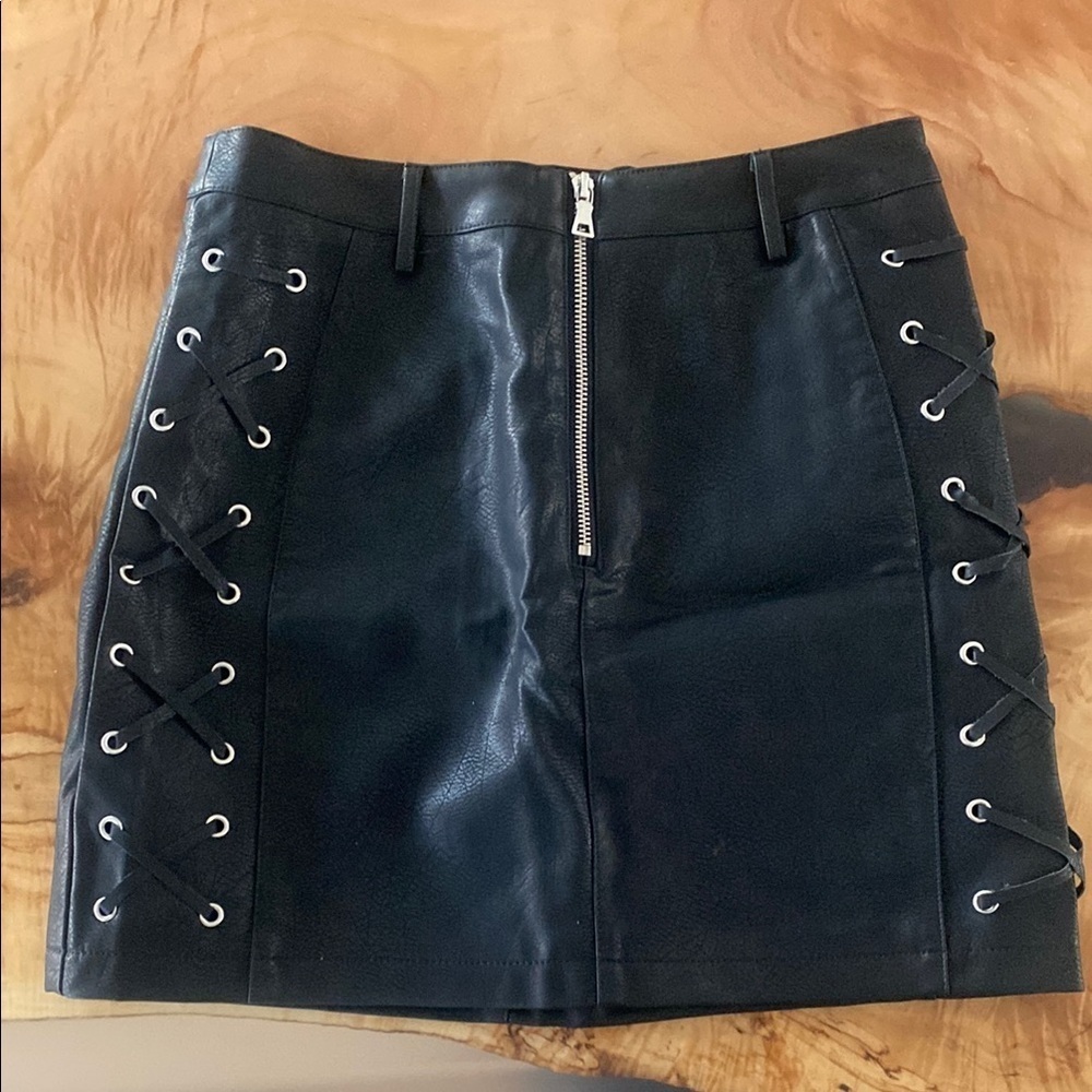 Tiger Mist faux Leather lace up sides - front zip - mini skirt M - worn once